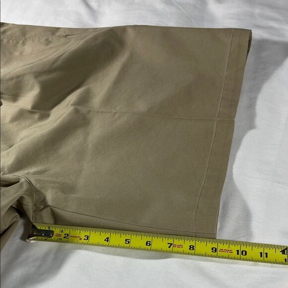 Lands' End mens khaki rugged double pleated expandable 9" chino shorts - size 42 - Picture 11 of 12